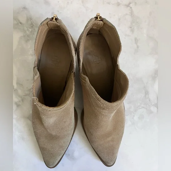 VINCE CAMUTO Reggie Tan Suede Pointed Toe Heeled Ankle Booties Size 6 - Picture 7 of 10